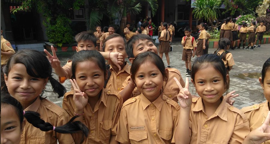 school kids in thailand