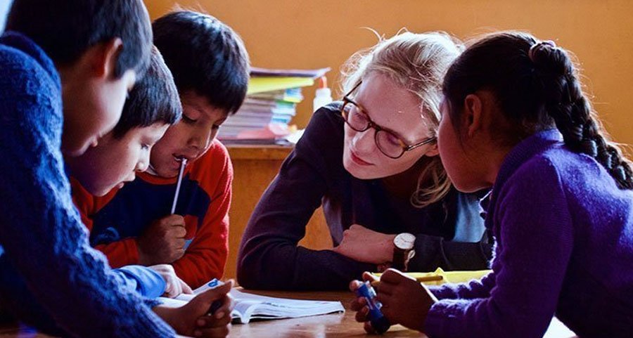 volunteer teaching kids in peru