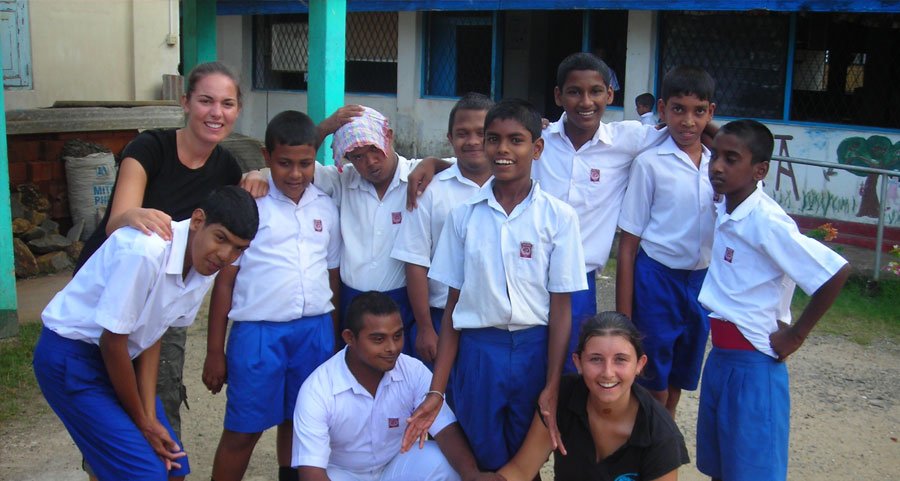 volunteers with kids in orphanage in sri lanka