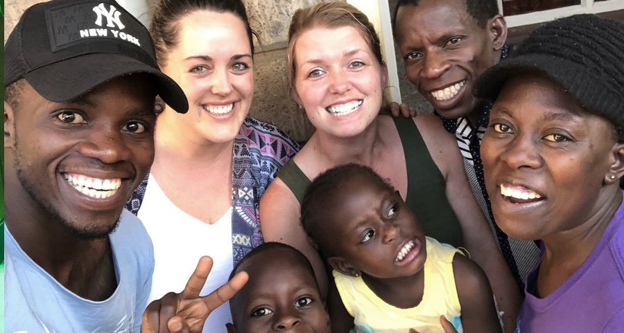 volunteers with kids in kenya