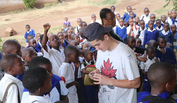 volunteer playing with school child uganda